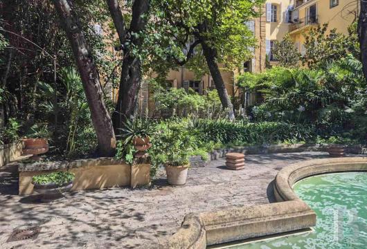 provence-cote-dazur - À Aix-en-Provence, quartier Mazarin, dans un hôtel particulier du 18e s., un appartement en duplex de 300 m², avec jardin et piscine